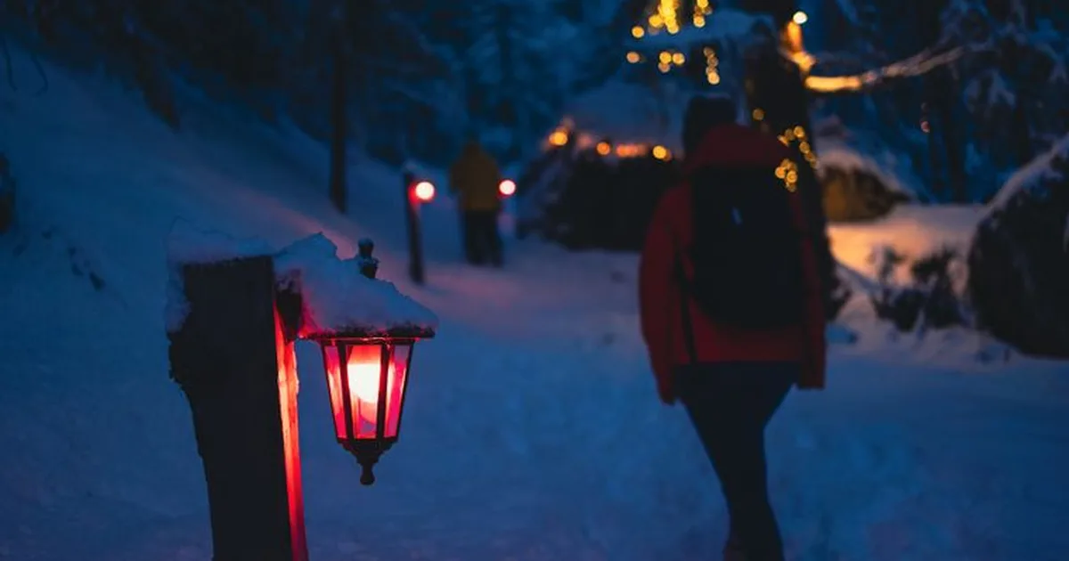 La nuit des Mélèzes – Sentier illuminé à Zinal